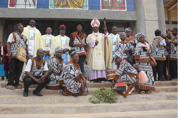 Archbishop with some Exco members of Samba