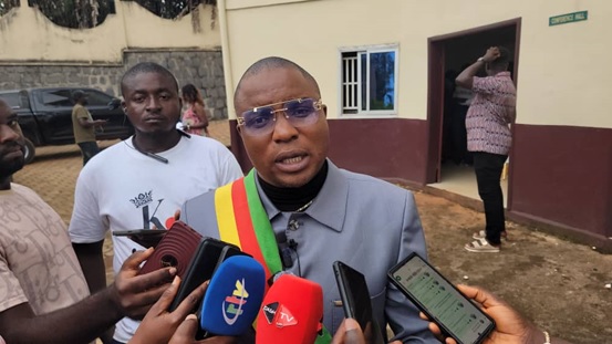 Mayor Ngwakongoh Lawrence talking to the press