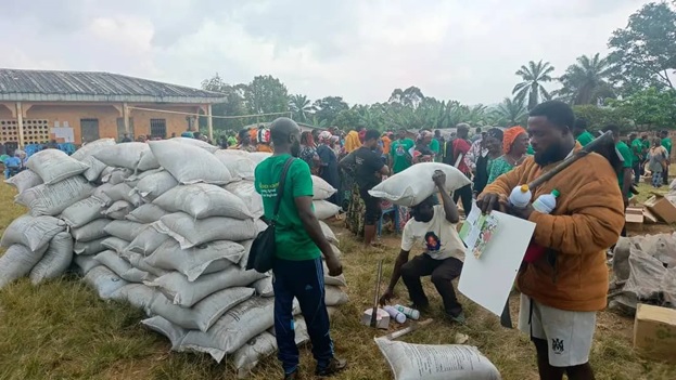 The population carrying their items home
