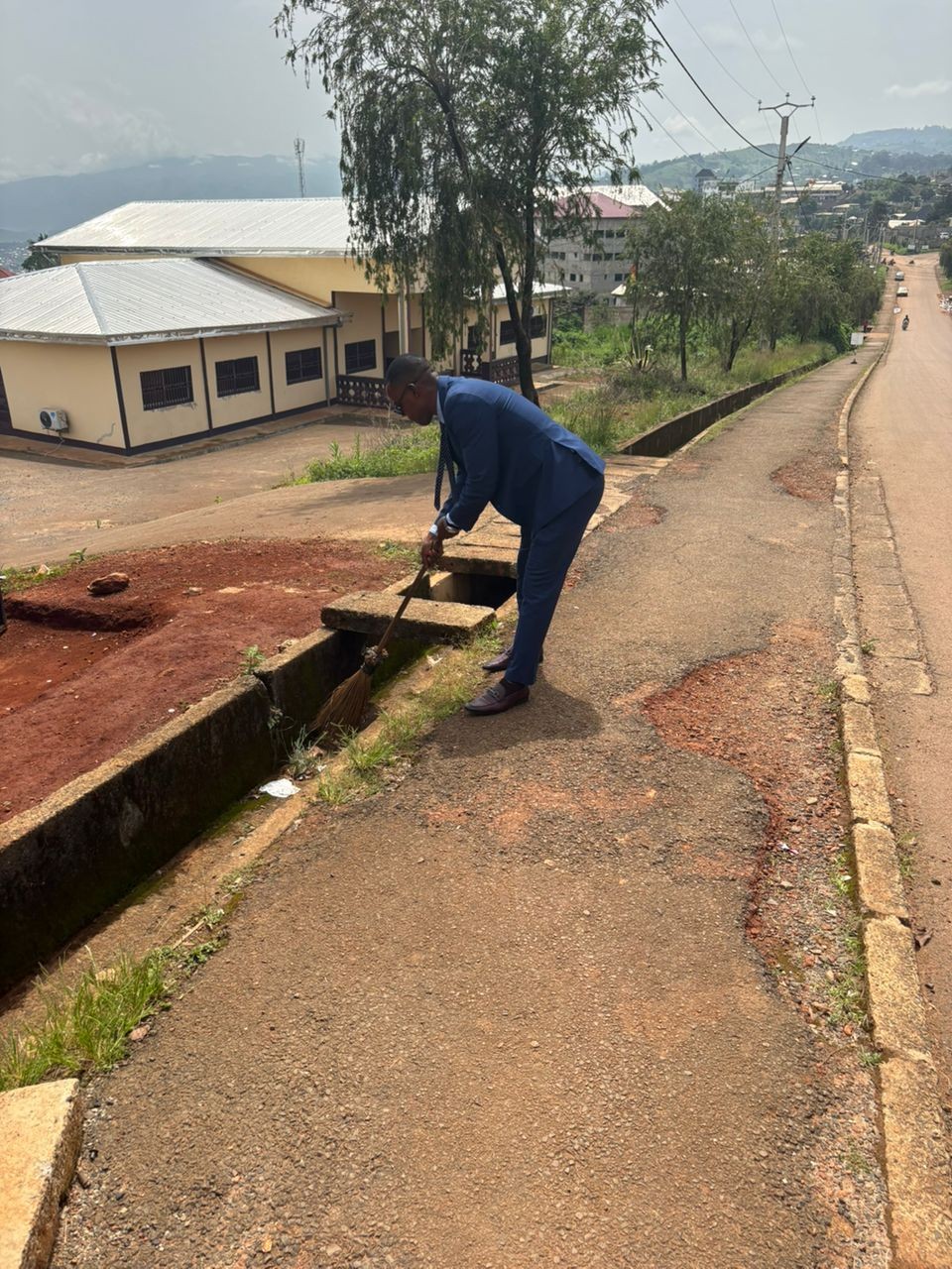 B’da I Subdivision: Nchofon Mingoh Reinforces Community Clean-Up